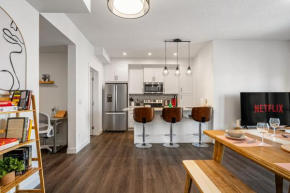 Guest Favorite with Garage, Free Banff Pass, Netflix, King Bed, Balcony, Perfect for Couples, Sleeps 4